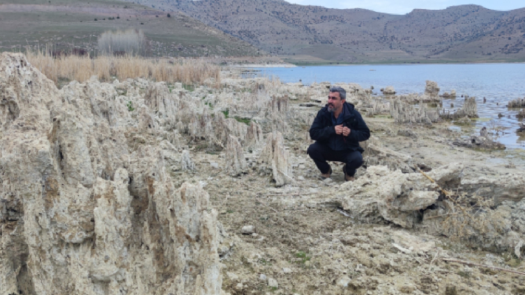 Van Gölü'nde sular çekilince mikrobiyolitler ortaya çıktı